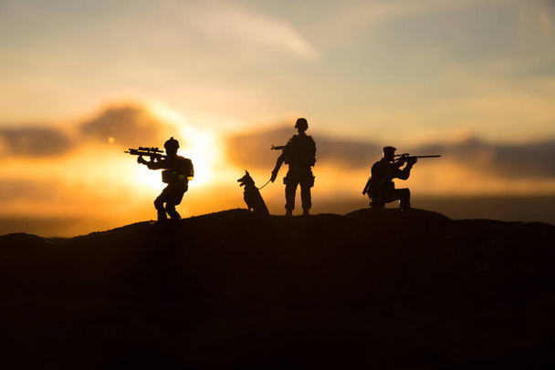 Kriegskonzept. Militärische Silhouetten Kampfszene auf Kriegsnebel Himmel Hintergrund, Weltkriegssoldaten Silhouette unter bewölkten Skyline Sonnenuntergang. Selektiver Fokus - Foto, Bild