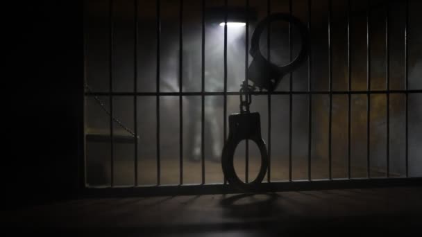 Mistik ışık altındaki minyatür hapishane kafesinin yakın çekim görüntüleri. - Video, Çekim