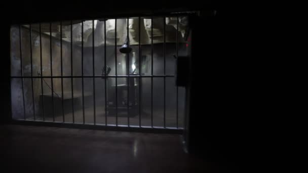 primo piano filmato di miniatura giocattolo prigione gabbia sotto la luce mistica - Filmati, video