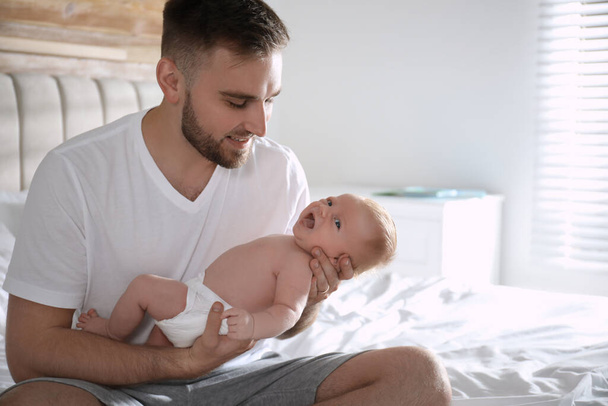 Father with his newborn son at home - Foto, Bild