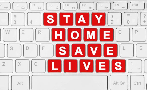Blijf thuis red levens woorden op een toetsenbord computer close-up - Foto, afbeelding