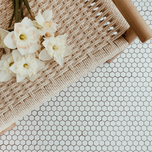 Mazzo di fiori Narciso su panchina in rattan su mattonelle di mosaico - Foto, immagini