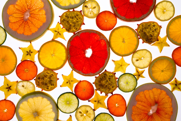 Vibrant backdrop of translucent sliced fresh fruit - Foto, Imagen