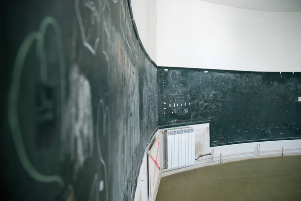 Blackboard in a run-down school, έννοια της εκπαίδευσης σε κρίση - Φωτογραφία, εικόνα