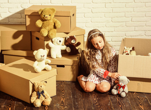 For what you leave behind. playing into new home. new apartment. happy little girl with toy. purchase of new habitation. Cardboard boxes - moving to new house. happy child cardboard box - Fotoğraf, Görsel