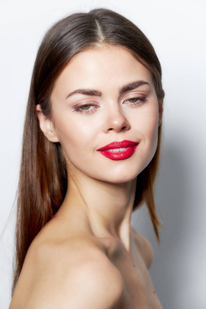 Γυναίκα γυμνοί ώμοι Κόκκινα χείλη καθαρό δέρμα μοντέλο  - Φωτογραφία, εικόνα