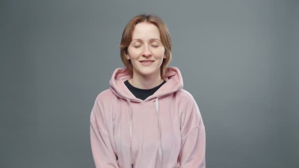 Video van jonge onbewuste vrouw in roze sweatshirt - Video