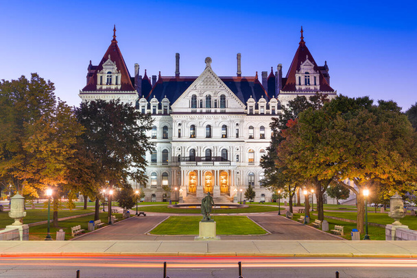 Albany, Nowy Jork, USA w New York State Capitol o zmierzchu. - Zdjęcie, obraz