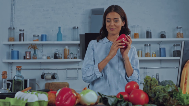 Femme parlant à la caméra et montrant les ingrédients bruts sur la table de cuisine  - Séquence, vidéo