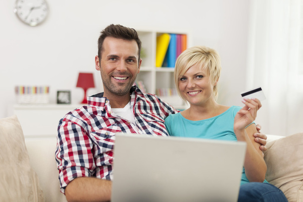 Ζευγάρι με φορητό υπολογιστή και πιστωτική κάρτα - Φωτογραφία, εικόνα