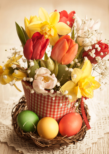 Bahar çiçekleri ve Paskalya yumurtaları - Fotoğraf, Görsel