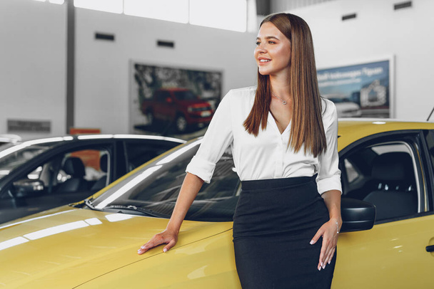 Young woman checking out a new car she is going to buy - Foto, afbeelding