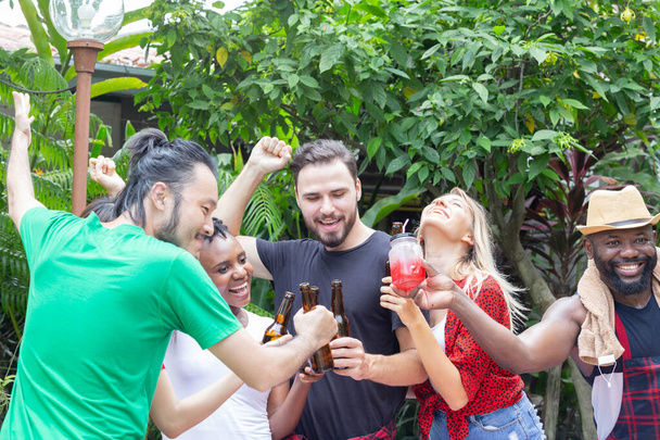 Grupo de amigos divertirse y feliz en la fiesta de barbacoa en el patio trasero de la casa - Foto, imagen