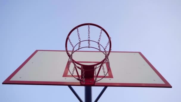 Primer plano del aro de baloncesto. La bola vuela en el aro del baloncesto y no golpea, cámara lenta - Imágenes, Vídeo