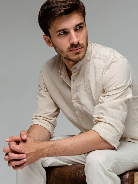 Hombre guapo usar camisa azul y posando en el estudio - Foto, Imagen