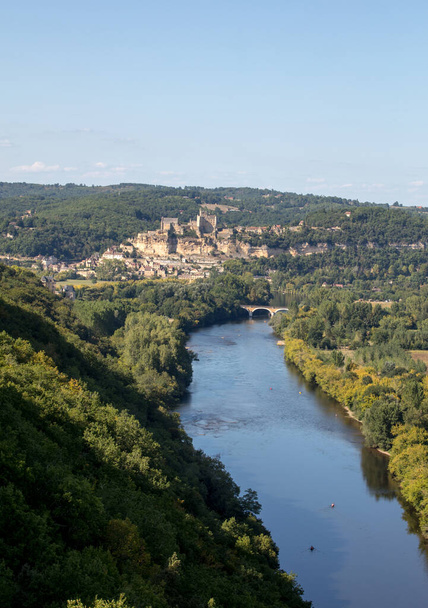 Das mittelalterliche Chateau de Beynac erhebt sich auf einer Kalksteinklippe über der Dordogne von Castelnaud aus gesehen. Frankreich, Departement Dordogne, Beynac-et-Cazenac - Foto, Bild
