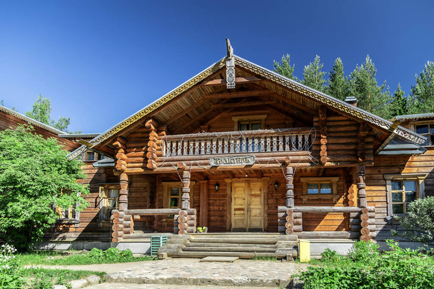 Antigua casa de madera en la casa de campo panorámica - Foto, Imagen