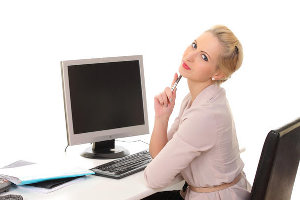 femme derrière un bureau avec un ordinateur et des papiers
 - Photo, image