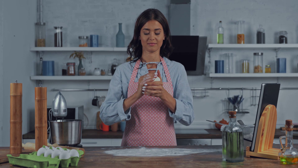 Frau macht Teig neben Küchenmaschine auf Küchentisch  - Filmmaterial, Video