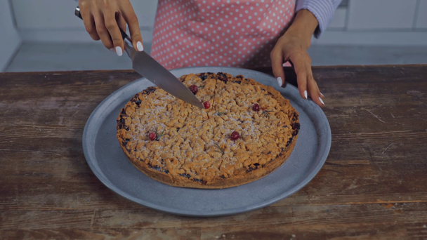Gesneden weergave van vrouw snijden taart op keukentafel  - Video