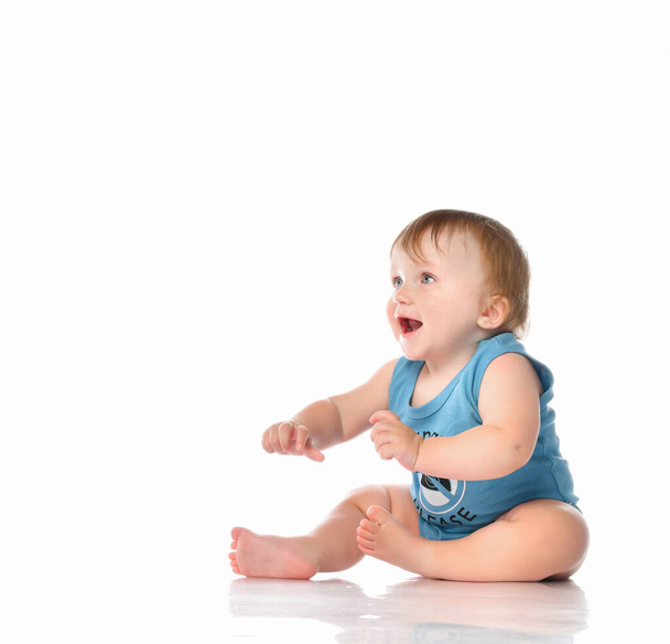 Happy baby boy sitting and laughing - Fotó, kép