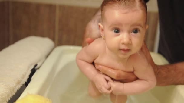 Father Bathing his Little Baby In Bathtub - Materiał filmowy, wideo