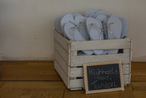 caja con sandalias blancas para bailar en una boda - Foto, imagen