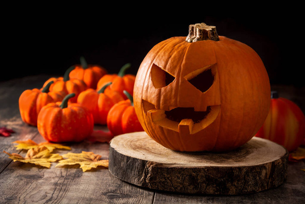 Хэллоуин тыква на деревянном столе и черном фоне. Копирование пространства - Фото, изображение