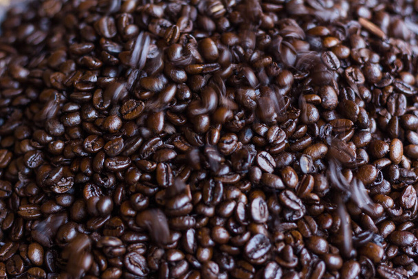 Geröstete Kaffeebohnen. Konzept der Agrarwirtschaft und Produktion - Foto, Bild