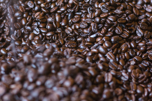 Жареные кофейные зёрна. Концепция агропромышленного комплекса и производства - Фото, изображение