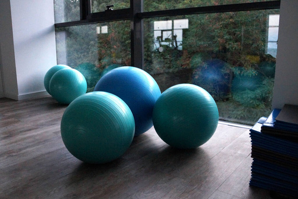 piłki fitness przy oknie w siłowni zbliżenie - Zdjęcie, obraz