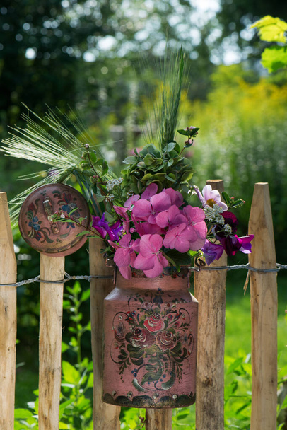 Pot de lait peint avec des fleurs - Photo, image
