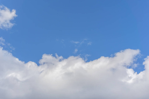 Cirrus nuvole cielo blu giorno sfondo - Foto, immagini