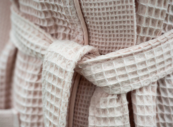 Cintura atada de un albornoz con textura de tejido de gofre - Foto, imagen