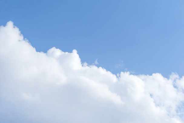 青い空のサーカスの雲 - 写真・画像