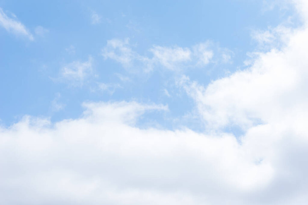 Sininen taivas ja kauniit cirrus pilvet aurinkoisena päivänä, tausta rakenne - Valokuva, kuva