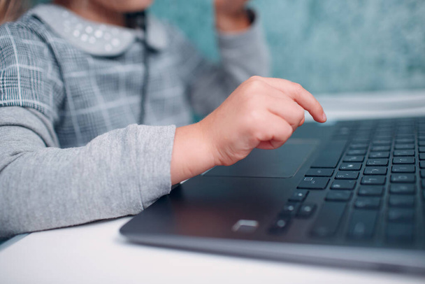 Fiatal diák kislány laptop tanulás és felkészülés vissza az iskolába - Fotó, kép