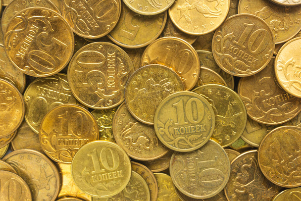 La textura de las monedas rusas, la cantidad considerable de las monedas, el rublo ruso de dinero, el juego de 10 y 50 kopecks rusos - Foto, imagen