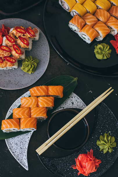 Sushi s lososem, smetanovým sýrem Philadelphia, okurkou a wasabi. - Fotografie, Obrázek