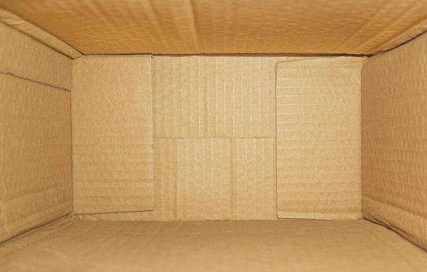 vista superior de la caja de cartón vacía profunda, caja de cartón de papel marrón abierto, caja de cartón vacía de cerca, vista interior - Foto, Imagen