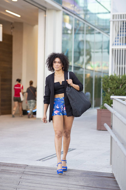 красивая американка ходит с сумочкой - Фото, изображение