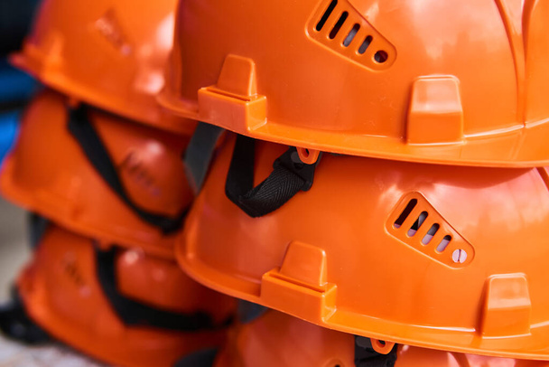 nieuwe oranje industriële harde hoeden close up - Foto, afbeelding
