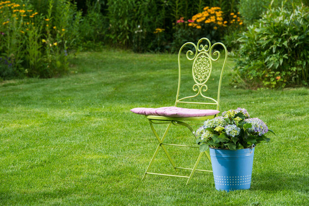 Puutarhatuoli hortensia puutarhassa - Valokuva, kuva
