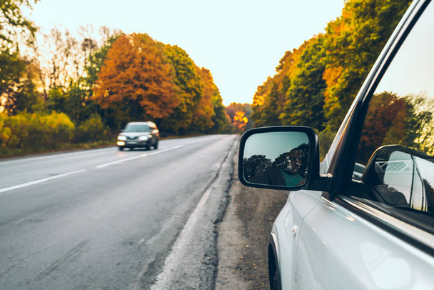 秋の高速道路の道路脇の車 - 写真・画像