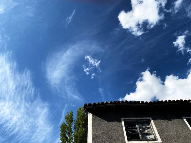 Старий будинок поруч з деревом, що визирає на небо, розташований у занедбаному руднику Антрасітас - де - Безанде в провінції Лєн (Іспанія). - Фото, зображення
