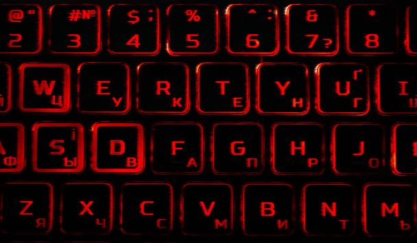 Компьютерная клавиатура в черно-красном цвете абстрактная иллюстрация. Компьютерные технологии. Печатание на клавиатуре. Абстрактное фоновое изображение. Красная подсветка кнопок ноутбука. - Фото, изображение