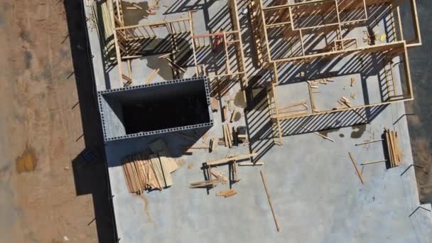 Ξύλο σε χτιστό νέο σπίτι πλαισιώνει ένα σπίτι υπό κατασκευή - Πλάνα, βίντεο