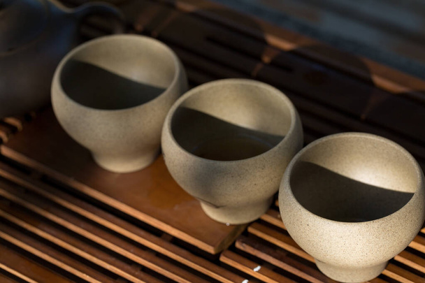 Керамічні чаші з глини на дерев'яному фоні
. - Фото, зображення