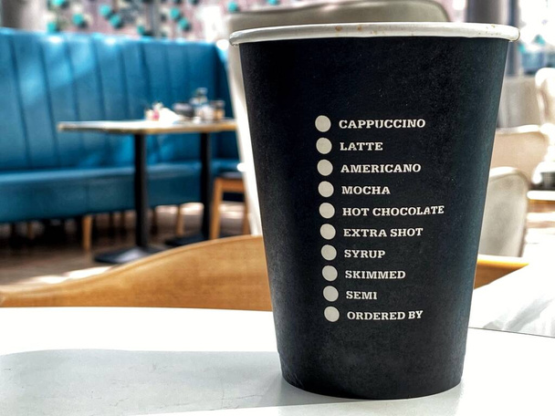 Einweg-Kaffeetasse mit einer Liste von Möglichkeiten und Optionen - Foto, Bild