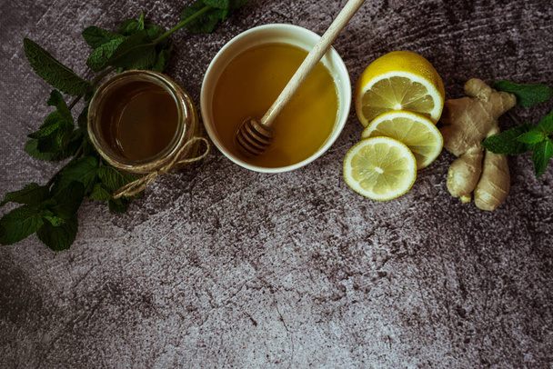 honing, citroen, munt, gember - huismiddel om verkoudheid te voorkomen 1 - Foto, afbeelding